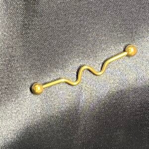 Wavy - piercing industriel doré ornementé d’une wave