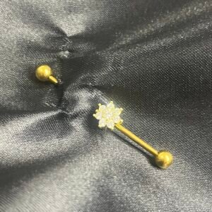 Flowly - piercing industriel doré ornementé d’une fleur