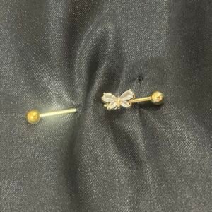 Buty - piercing industriel doré ornementé d’une perle