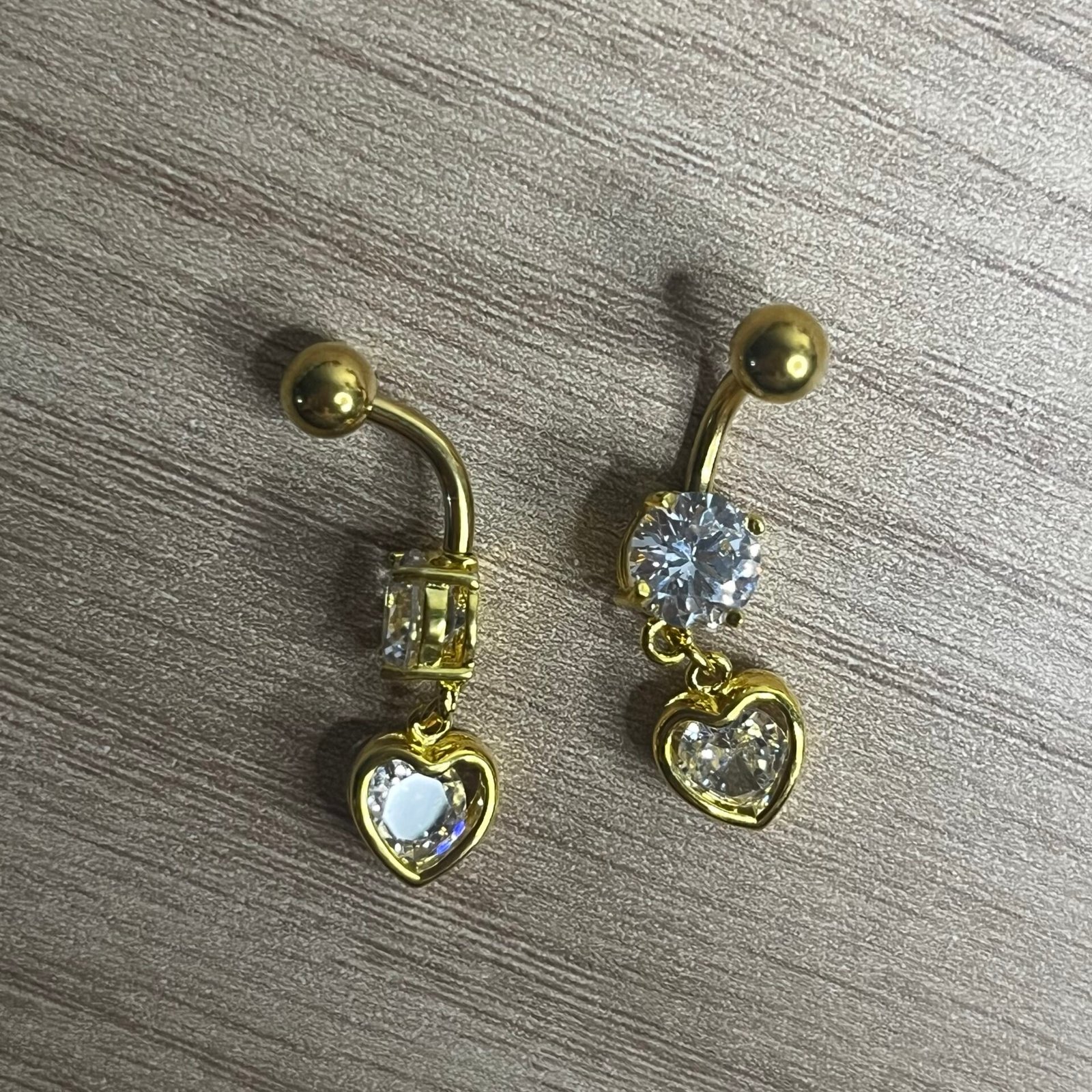 Hearta - Banane dorée avec 1 cristal et un cœur serti de cristaux pendant
