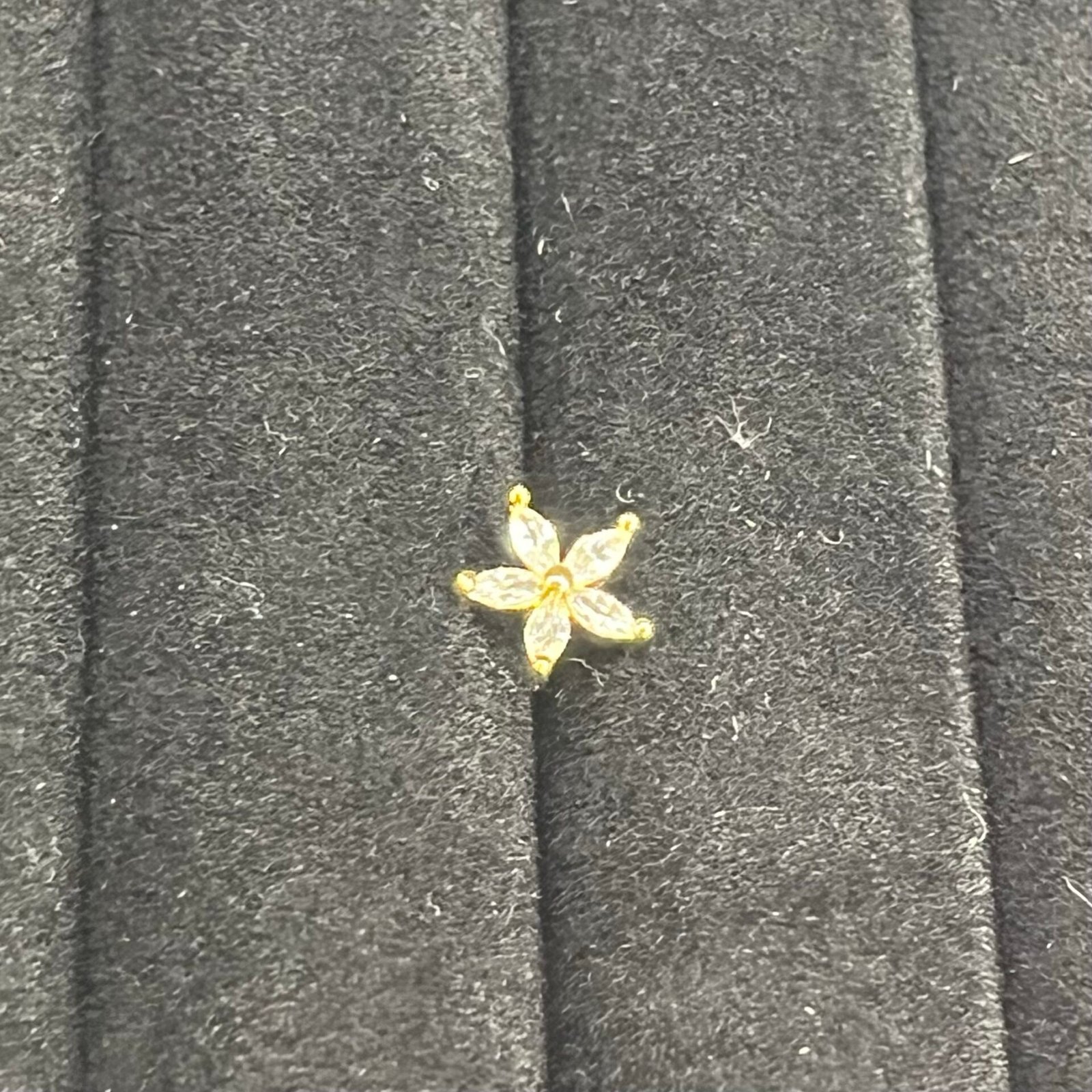 Talia - Labret doré ornementé d’une fleur légère