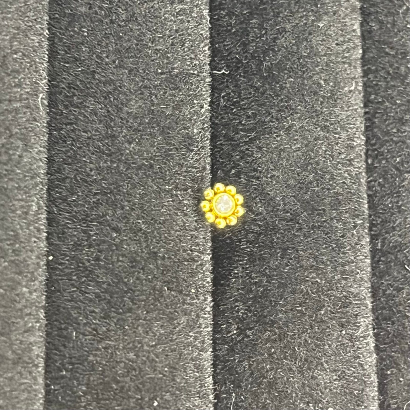 Liisa - Labret doré d’une fleur ornementée de billes avec un cristal au centre